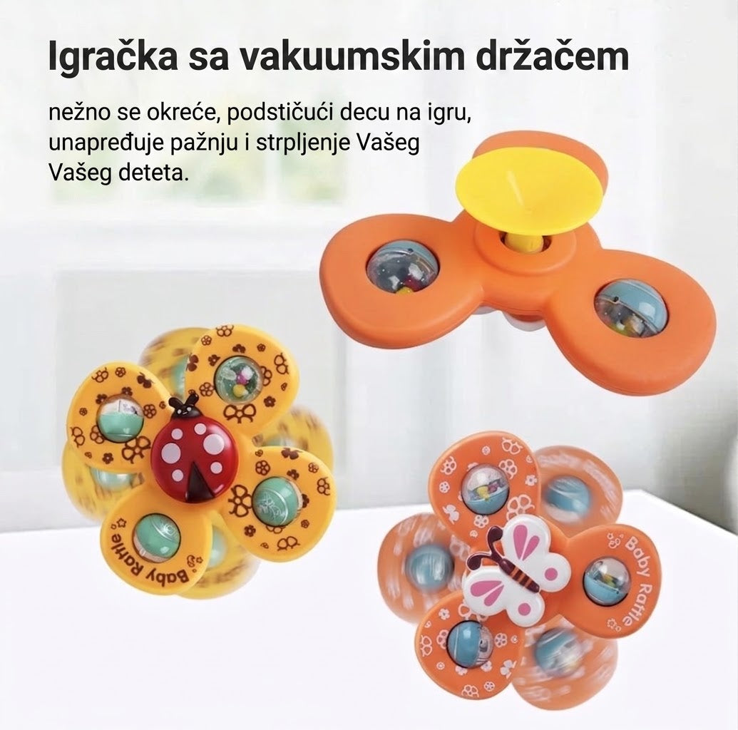 Beba drži zvečku u kolicima tokom šetnje