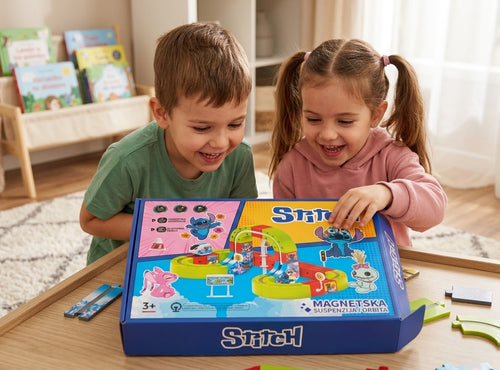 Deca se igraju sa Stitch magnetnom stazom